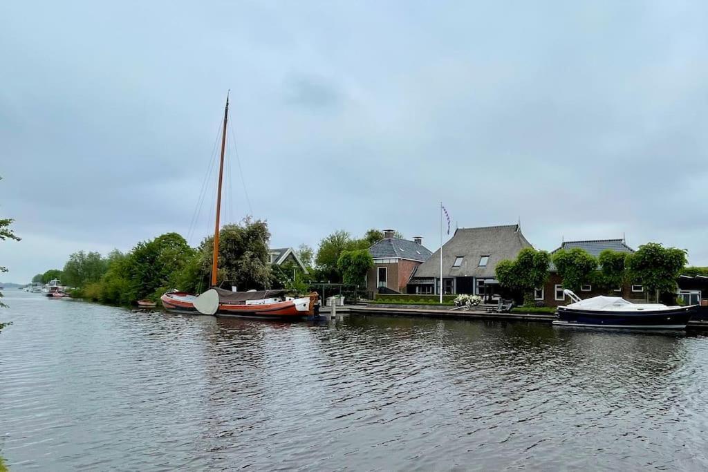 Puur Eastermar - Monumentaal, Authentiek En Luxe Koetshuis Aan Open Vaarwater Met Jacuzzi En Sauna Oostermeer Exterior photo