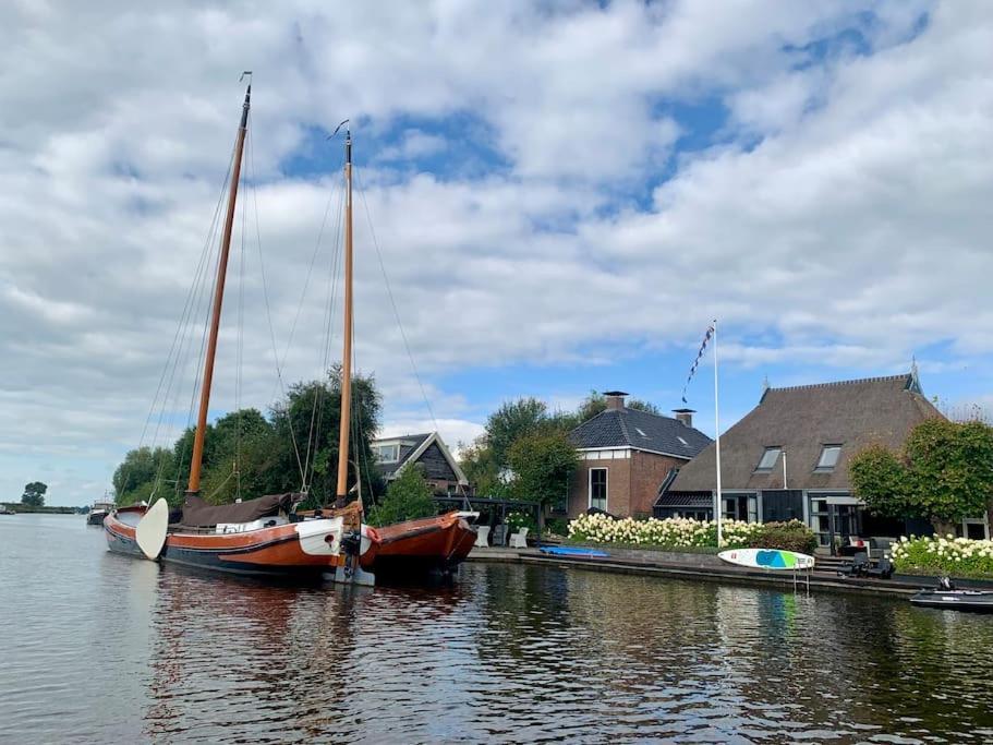 Puur Eastermar - Monumentaal, Authentiek En Luxe Koetshuis Aan Open Vaarwater Met Jacuzzi En Sauna Oostermeer Exterior photo