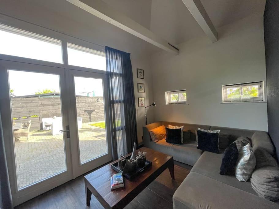 Puur Eastermar - Monumentaal, Authentiek En Luxe Koetshuis Aan Open Vaarwater Met Jacuzzi En Sauna Oostermeer Exterior photo