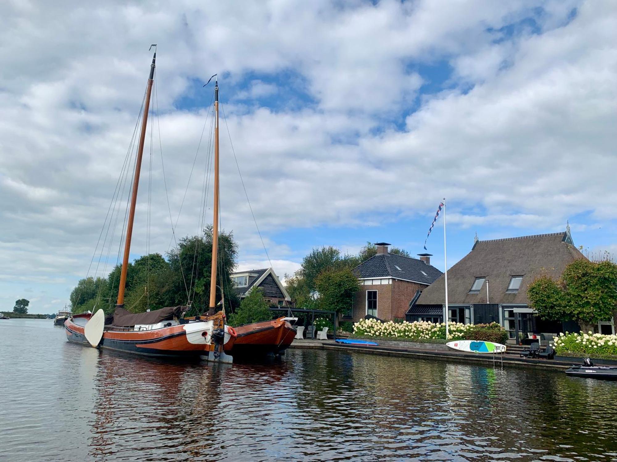 Puur Eastermar - Monumentaal, Authentiek En Luxe Koetshuis Aan Open Vaarwater Met Jacuzzi En Sauna Oostermeer Exterior photo